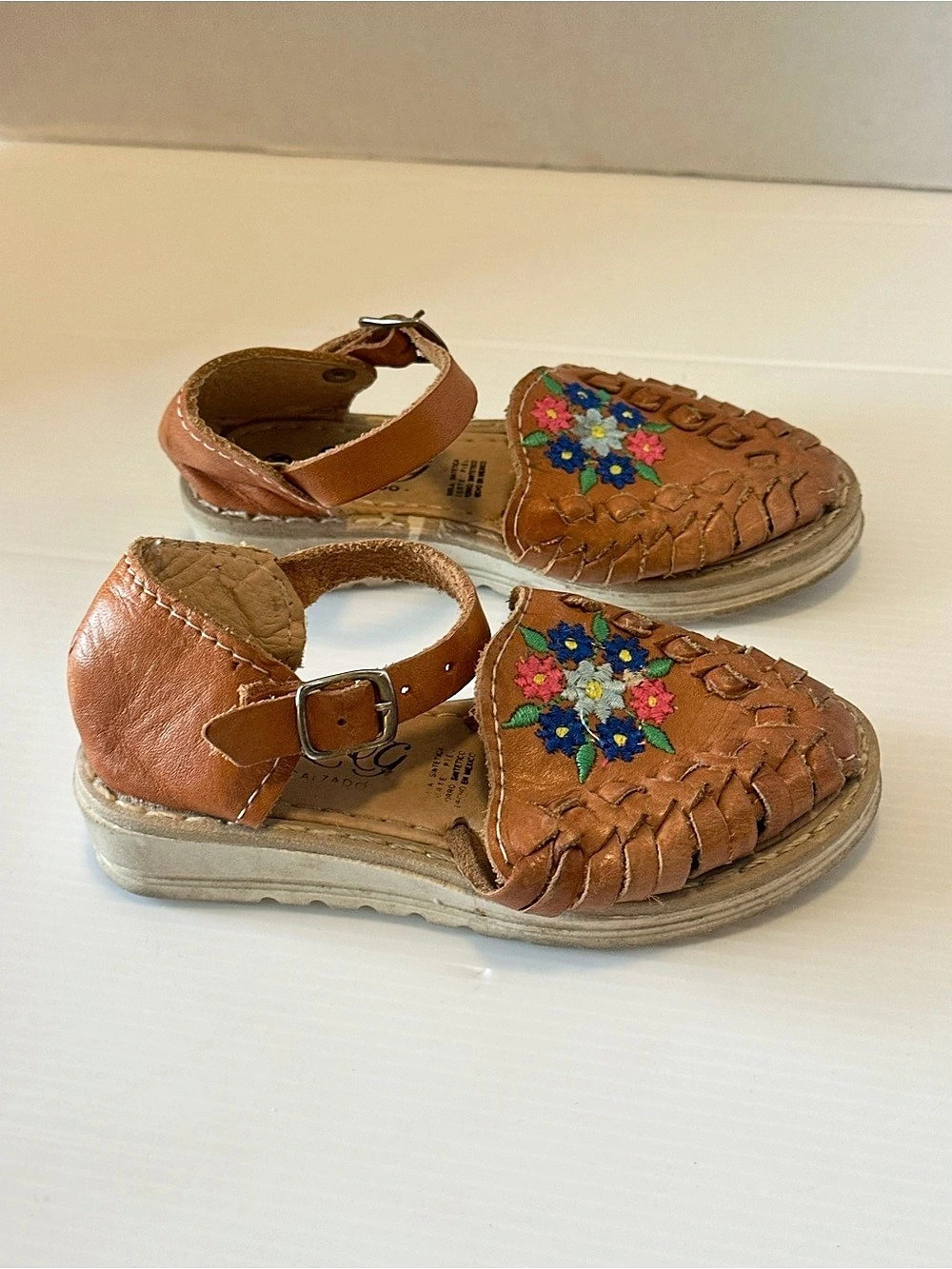 Calzado Coyote Embroidered Leather Sandals US 7c